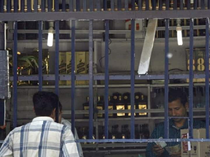 Chhattisgarh News orders to remove employment office instead of liquor shop in Ambikapur ANN छत्तीसगढ़: शराब के ठेके की बजाय रोजगार कार्यालय को हटाने का फरमान जारी, जानें पूरा मामला