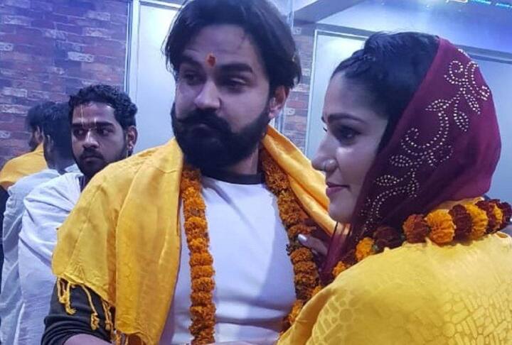 सपना ने अपनी पर्सनल लाइफ को लेकर हमेशा सस्पेंस बनाए रखा और कभी खुलकर बात नहीं की लेकिन 2020 में उनके शादीशुदा होने की खबर ने सबको चौंका दिया था. सपना ने हरियाणवी सिंगर वीर साहू से शादी की है और अब वह एक बेटे की मां बन चुकी हैं.