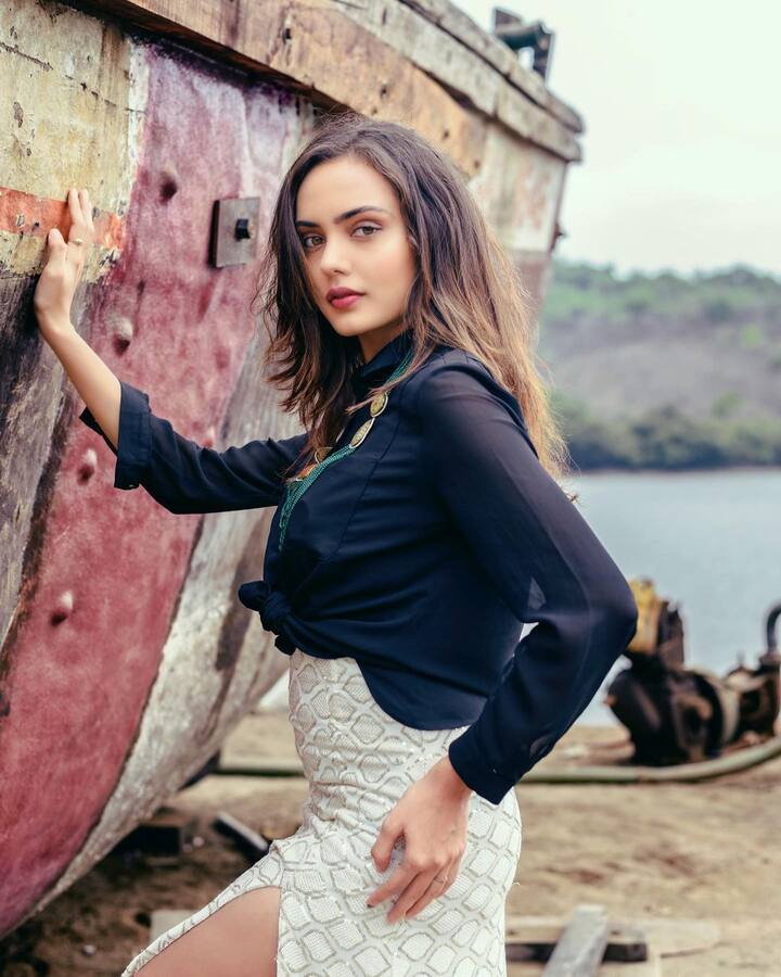 हिमांशी सोशल मीडिया पर भी काफी एक्टिव रहती हैं और समय समय पर फैंस के साथ फोटोज और वीडियोज शेयर करती रहती हैं.