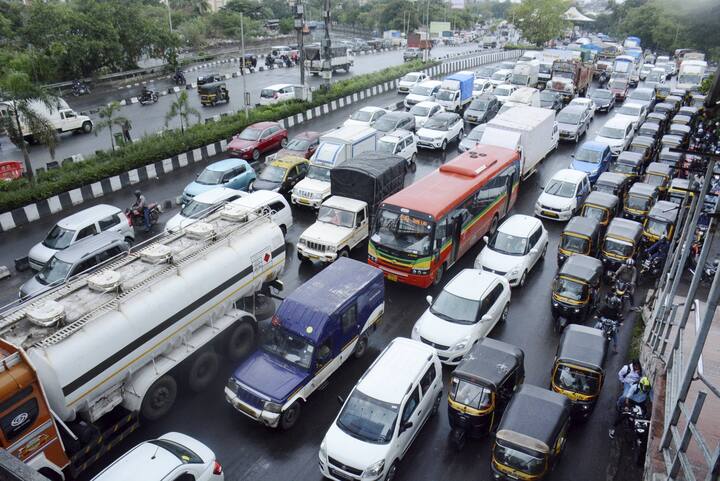 Like other cities, Mumbai too is unlocking in a phased manner. In the first day itself, traffic jam at Mulund Toll Naka in Mumbai could be seen. (Image Source: PTI)