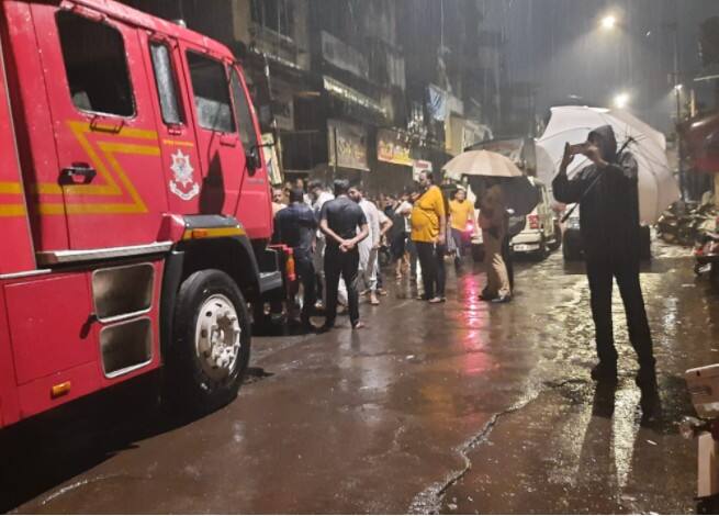 मुंबई: बांद्रा में 4 मंजिला इमारत का चौथा हिस्सा गिरा, एक की मौत, कई घायल