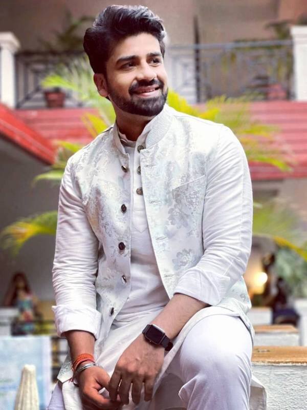 शो में पारितोष शाह का किरदार निभाने वाले आशिष मेहरोत्रा ने बीबीए की पढ़ाई बीच में छोड़ दी और कोरियग्राफी और एक्टिंग में हाथ आजमाया.