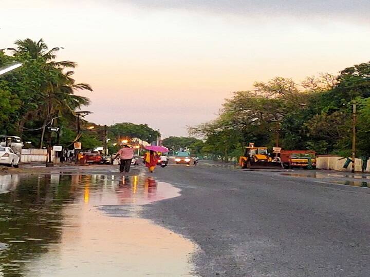 சாலையை நனைத்த மழைத்தூரல்கள்