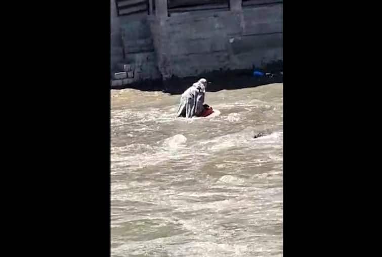 जम्मू-कश्मीर: कारगिल में पुलिसकर्मी की बहादुरी, नदी की तेज धार में फंसी महिला को बचाया