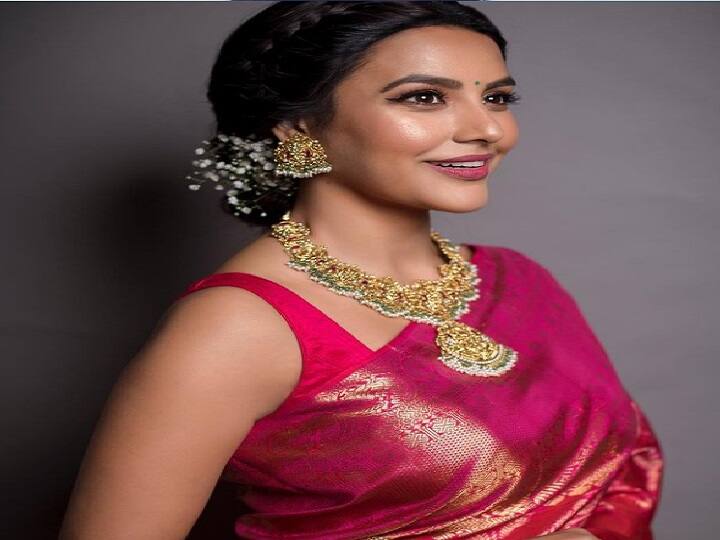 பாலிவுட் திரைப்படமான இங்கிலிஷ் விங்கிலிஷ் திரைபடத்தில் சிறப்பு கதாபாத்திரத்தில் நடித்துள்ளார்