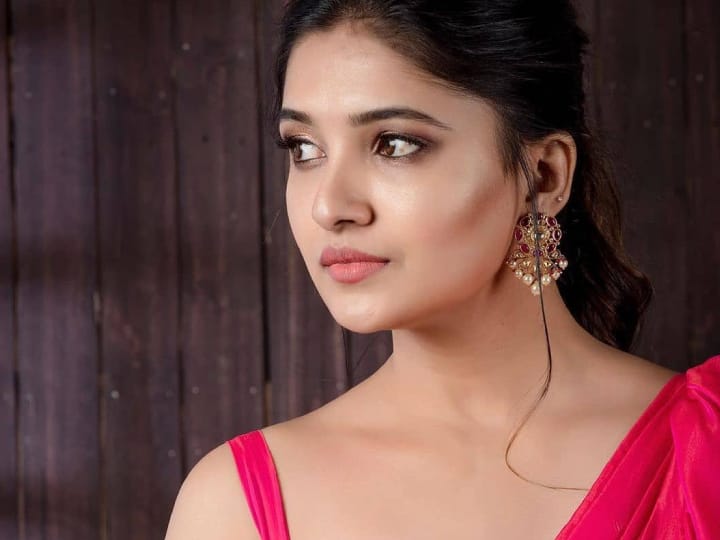 பிரபல தொலைக்காட்சியின் தெய்வ மகள் என்னும் தொடரின் மூலம் வாணி போஜன் திரையுலகில் அறிமுகமானார்.