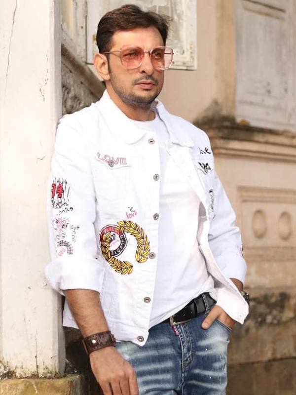 रुशद राणा शो में अनिरुद्ध गांधी का किरदार निभाते हैं. उन्होंने फिलोसॉफी में ग्रेजुएशन किया हुआ है. वह एक प्रोफेशन फोटोग्राफर भी हैं.