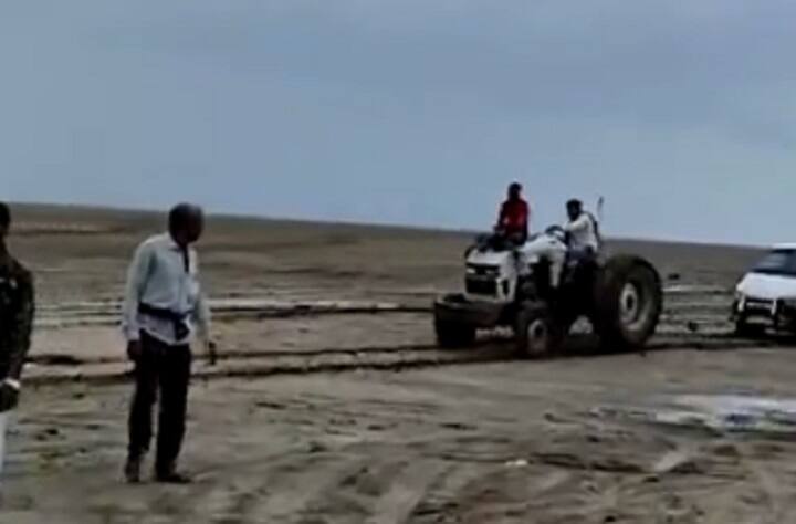 Gujarat rain : More then 10 cars trapped in Nana Run after rain near Vachchhraj Dada temple Gujarat Rain : કચ્છના કયા પ્રસિદ્ધ મંદિરે દર્શન કરવા આવેલા પ્રવાસીઓની 10થી વધુ કાર ફસાઇ? લોકોએ કેવી રીતે કરી મદદ?