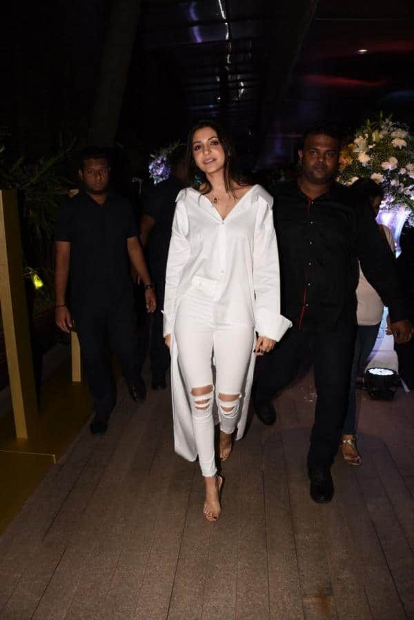 Anushka Sharma- अनुष्का शर्मा की तरह स्टाइलिश दिखने के लिए  आप भी एक व्हाइट हाई-लो शर्ट में स्ट्रीट स्टाइल को अंजाम दे सकती हैं. लुक को पूरा करने के लिए उन्होंने इसे सफेद  जींस के साथ स्टाइल किया.