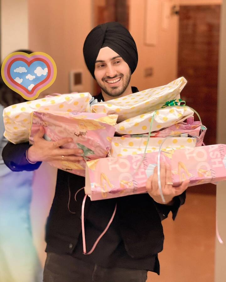 रोहनने पत्नीचा  रोमँटिक अंदाजात वाढदिवस साजरा केला आहे. (Image courtesy - @nehakakkar/Instagram)