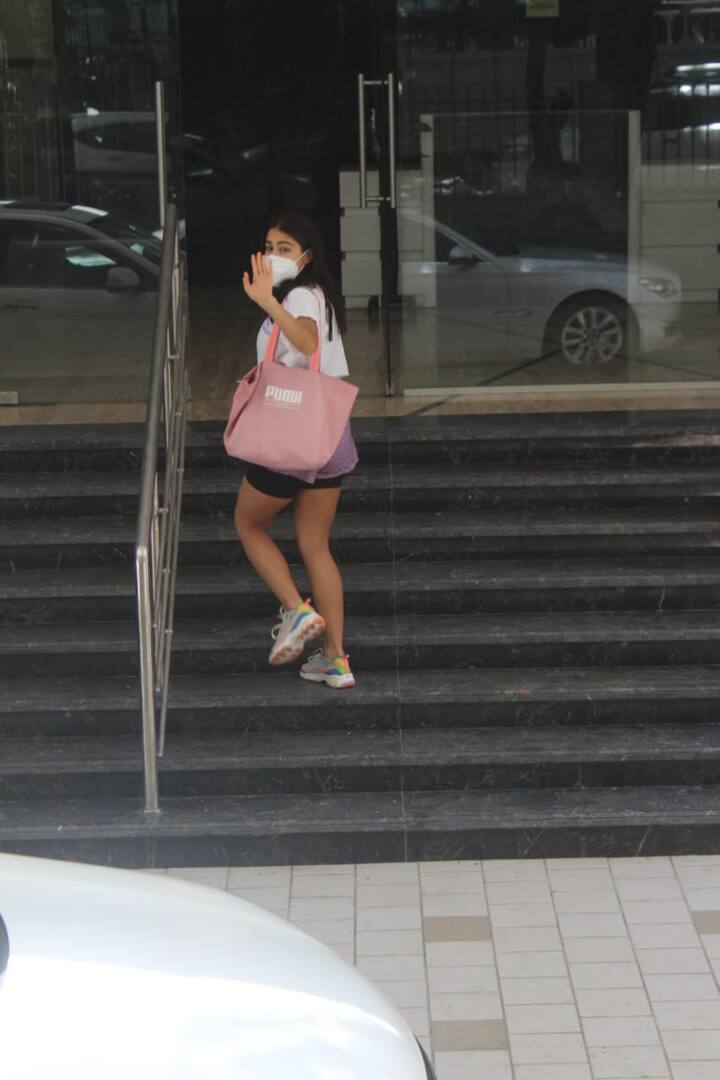 आज सारा अली खान कूल लुक में जिम पहुंचीं. हालांकि इस दौरान उन्होंने कोरोना के मद्देनज़र हर सेफ्टी नियम का भी पालन किया.