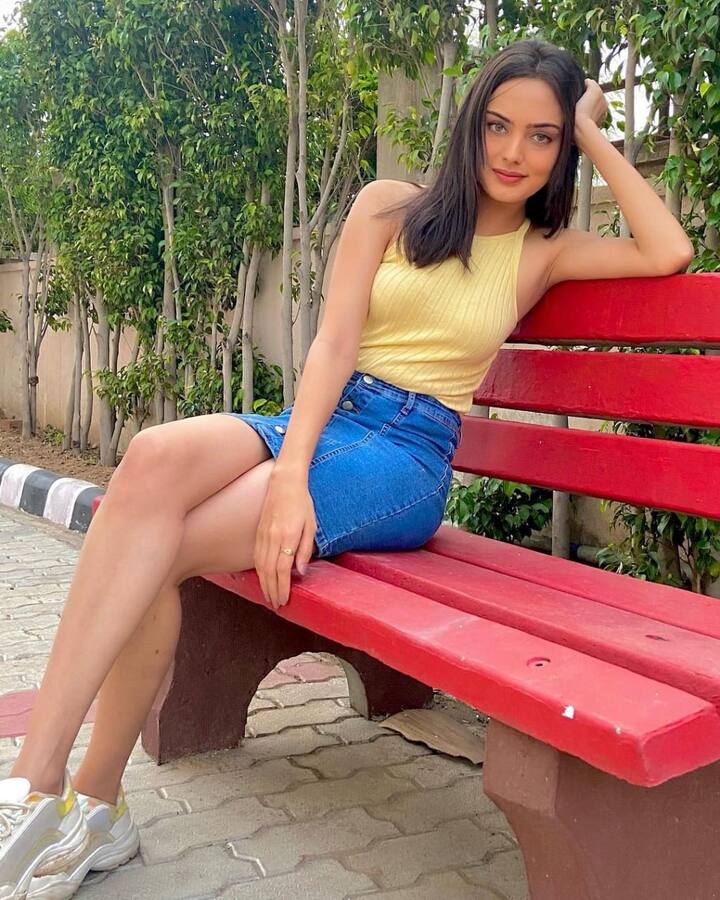 हिमांशी ने दिल्ली इंस्टीट्यूट फार्मेसी साइंस एंड रिसर्च से फार्मेसी में डिप्लोमा किया है. रिपोर्ट के मुताबिक, हिमांशी पाराशर के पिता पुलिस विभाग में हैं.