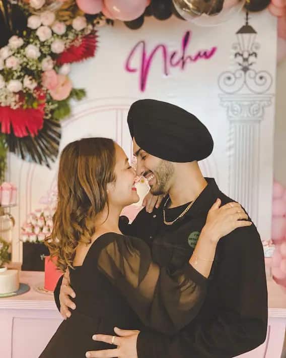 গতকাল জন্মদিন ছিল নেহা কক্করের। রোহনপ্রীত সিংহের সঙ্গে বিয়ের পর এটাই ছিল তাঁর প্রথম জন্মদিন। গত অক্টোবর মাসে ঘনিষ্ঠজনদের উপস্থিতিতে বিয়ে করেন নেহা-রোহনপ্রীত। ছবি সৌজন্য রোহনপ্রীত সিংহ ইনস্টাগ্রাম