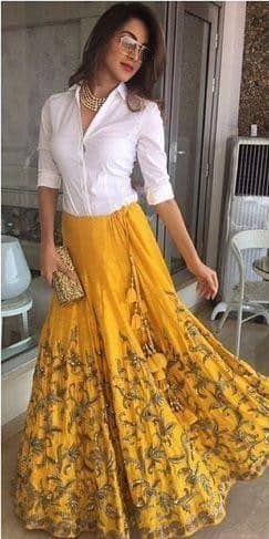 Kiara Advani-गर्मियों की शादी में आप भी कियारा का ये लुक अपनाकर वाहवाही लूट सकती हैं. कियारा ने एक सिंपल व्हाइट शर्ट को पीले रंग की स्कर्ट के साथ ब्लाउज के तौर पर पहना. उनका इंडो-वेस्टर्न ट्विस्ट  हर किसी को पसंद आएगा.