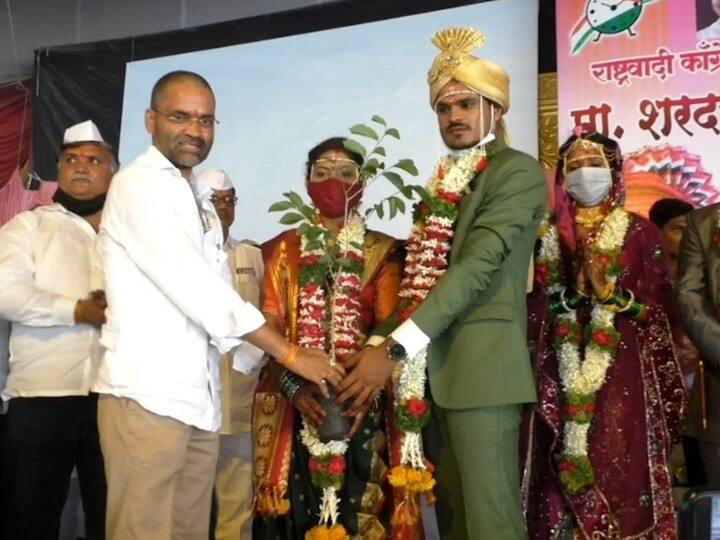 Two couple married in covid center in ahmednagar, Nilesh Lanke अहमदनगरमध्ये दोन जोडप्यांचं चक्क कोविड सेंटरमध्येच शुभमंगल!