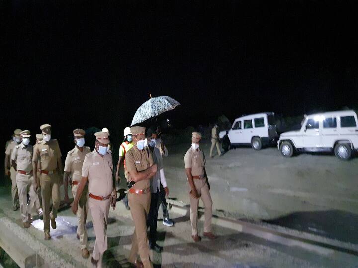 காஞ்சிபுரம்: மணலில் புதைந்த வடமாநிலத் தொழிலாளர்கள்; நிலை தெரியாமல் திணறல்! Two North Indian workers are death at Kanchipuram Rescue operations have not yet begun காஞ்சிபுரம்: மணலில் புதைந்த வடமாநிலத் தொழிலாளர்கள்; நிலை தெரியாமல் திணறல்!