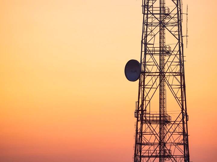 Students climb Hilltops for mobile signal to catch network for online exam ऑनलाइन परीक्षा दे रहे स्टूडेंट्स मोबाइल नेटवर्क के लिए चढ़ रहे हैं पहाड़ की चोटी