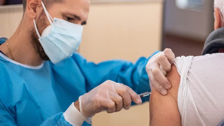 corona vaccine guidelines govt of india releases details national free covid vaccination program june 21 21 જૂનથી વેક્સિનેશન માટે દેશમાં નવી પોલિસી થશે લાગૂ, જાણો  સરકારે શું જાહેર કર્યો દિશા નિર્દેશ
