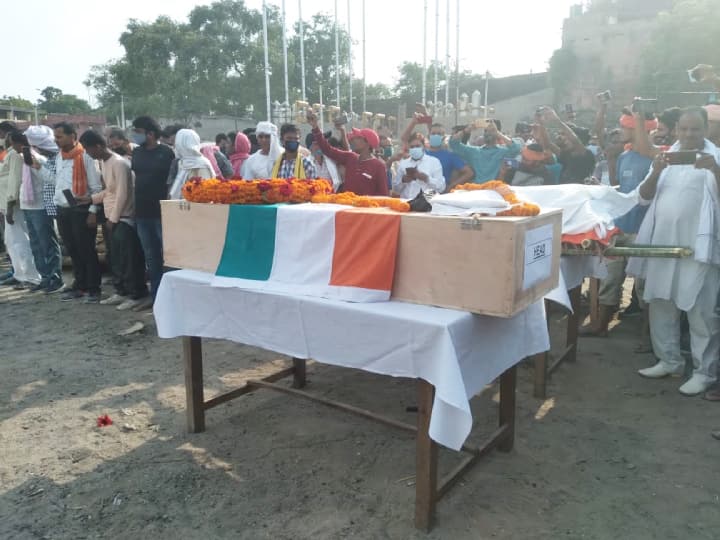 Army jawan and his wife were cremated on the same pyre in gaya people in mourning ann गयाः एक ही चिता पर आर्मी जवान और उसकी पत्नी का हुआ अंतिम संस्कार, नम हुईं लोगों की आंखें
