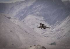 पूर्वी लद्दाख से सटे LAC के एयरस्पेस में युद्धाभ्यास कर रहा चीन, भारतीय सेना रख रही पैनी नजर