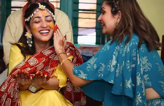યામી ગૌતમીના લગ્ન અચાનક પ્લાન થતાં માત્ર એક જ દિવસમાં લગ્નની તૈયારી કરવામાં આવી હતી. વેડિંગ પ્લાનર ગિતેશ શર્માએ તેમના લગ્નની પ્લાનિંગ શેર કરી હતી. ગિતેશે જણાવ્યું કે., યામીના પાપાએ વેડિંગના એક દિવસ પહેલા જ કોલ કર્યો હતો. તેઓ પંડિતને હમીરપુરથી લઇને આવ્યાં છે.