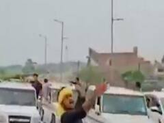 इटावा: जुलूस निकालने वाले सपा नेता धर्मेंद्र यादव पर 25 हजार का इनाम, सात पुलिसकर्मी सस्पेंड