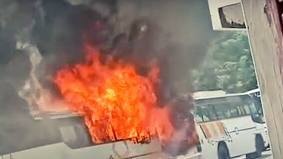 Haridwar में सड़क किनारे खड़ी बस में लगी आग, टला बड़ा हादसा | Uttarakhand Prime