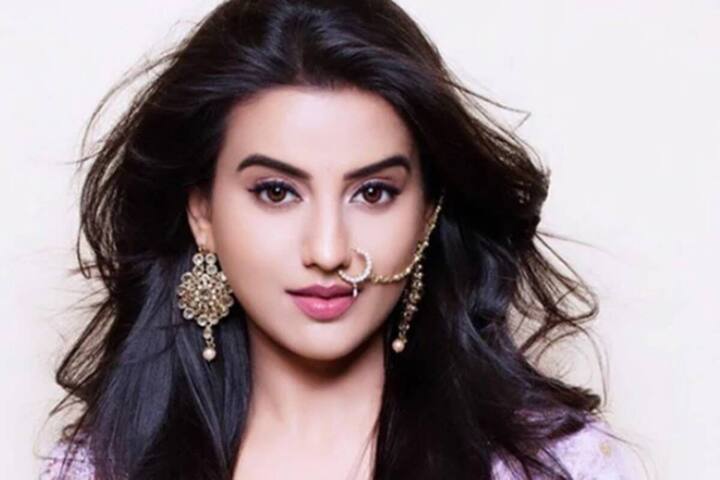 अक्षरा ने पवन सिंह पर आरोप लगाए थे कि पवन सिंह उनसे शराब के नशे में मारपीट करते थे और गाली भी देते थे. वह महिलाओं को कमतर आंकते थे और कहते थे कि मेरे पैरों में ही पड़ी रहोगी तुम जाओगी कहां?