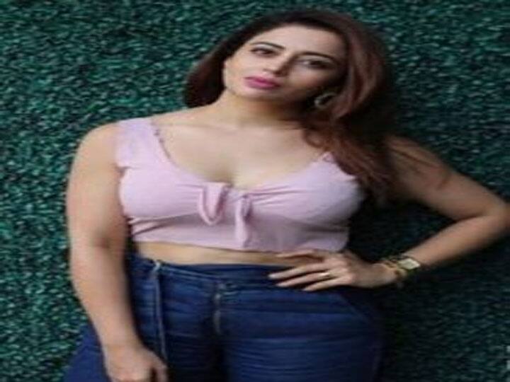 इस सीरियल में नेहा पेंडसे अनीता मिश्रा की भूमिका निभा रही हैं, जो विभूति नारायण मिश्रा की पत्नी है. वह एक मजबूत और स्वतंत्र महिला हैं, जो खुद की ग्रूमिंग क्लास चलाती हैं. वह पूर्व मिस कानपुर भी रह चुकी हैं. मीडिया रिपोर्ट की माने तो नेहा पेंडसे एक एपिसोड का 55,000 रुपय चार्ज करती हैं.