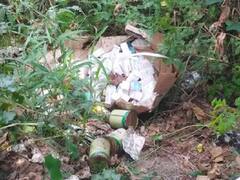 कासगंज में सामने आई बड़ी लापरवाही, तालाब के किनारे फेंकी गईं लाखों की दवाइयां