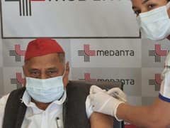 Mulayam Singh ने लगवाई वैक्सीन, तो बैकफुट पर आए Akhilesh Yadav| Baat To Chubhegi