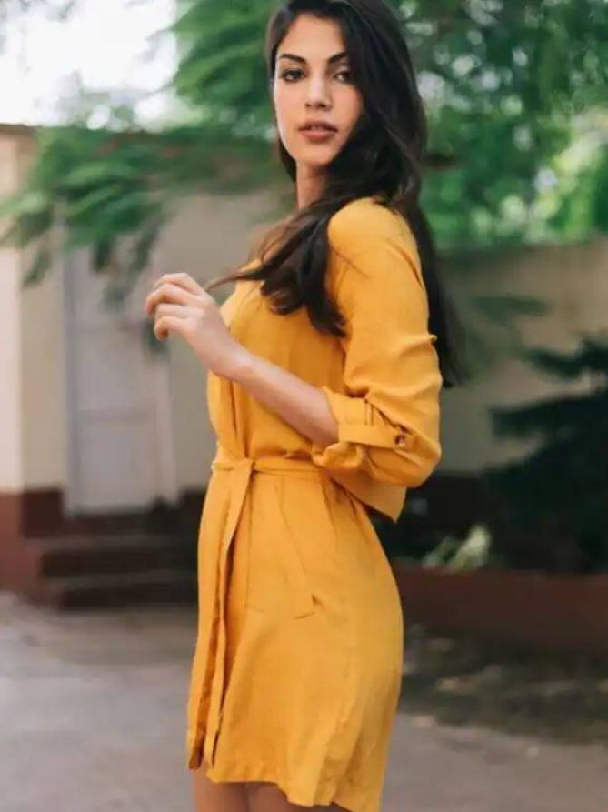 ਬਾਲੀਵੁੱਡ ਅਦਾਕਾਰਾ ਰਿਆ ਚੱਕਰਵਰਤੀ ਪਹਿਲੇ ਨੰਬਰ 'ਤੇ ਹੈ। ਉਹ ਤੇਲਗੂ ਫਿਲਮ ਨਾਲ ਅਦਾਕਾਰੀ ਦੀ ਦੁਨੀਆ ਵਿੱਚ ਦਾਖਲ ਹੋਈ ਸੀ। ਇਸ ਤੋਂ ਬਾਅਦ ਉਸ ਨੇ ਬਾਲੀਵੁੱਡ ਦੀਆਂ ਕਈ ਫਿਲਮਾਂ ਵਿੱਚ ਕੰਮ ਕੀਤਾ।