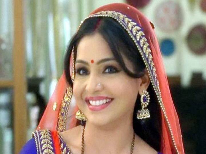 स्टार प्लस के शो कस्तूरी से अपने अभिनय की शुरुआत करने वाली शुभांगी ने अंगूरी भाभी के रूप में फैन्स को प्रभावित किया है. इनका जन्म 11 अप्रैल, 1981 को इंदौर में हुआ था. शुभांगी ने ‘भाभी जी घर पर है’ के अलावा कई अन्य टीवी शोज में काम किया है.