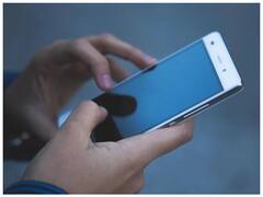 Tips: क्या आप भी स्मार्टफोन को बार-बार करते हैं सैनिटाइज? जानिए इससे होने वाले नुकसान और बचाव