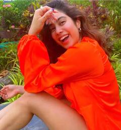 PHOTO : जान्हवी कपूरच्या हॉट अदा; स्माईलवर चाहते फिदा