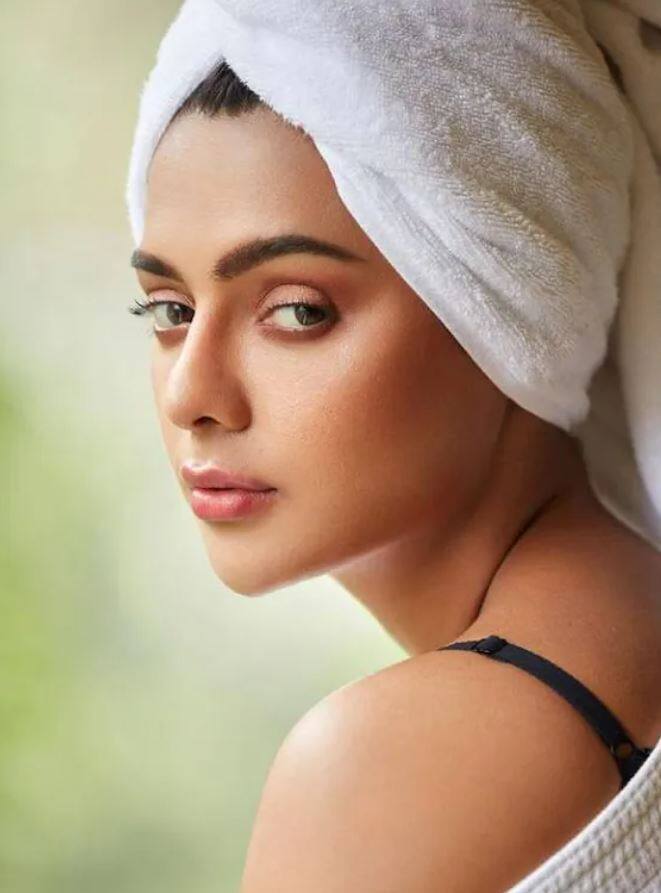 ਇਸ ਸੂਚੀ ਵਿਚ ਰੂਹੀ ਸਿੰਘ 9ਵੇਂ ਨੰਬਰ 'ਤੇ ਹੈ। ਅਭਿਨੇਤਰੀ ਇਸ ਤੋਂ ਪਹਿਲਾਂ ਫਿਲਮਾਂ ਤੇ ਟੀਵੀ ' ਤੇ ਨਜ਼ਰ ਆ ਚੁੱਕੀ ਹੈ। ਸਾਲ 2014 ਵਿੱਚ, ਉਸ ਨੇ ਫੇਮਿਨਾ ਮਿਸ ਇੰਡੀਆ ਯੂਨੀਵਰਸਲ ਪੀਸ ਐਂਡ ਹਿਊਮੈਨਿਟੀ ਦਾ ਖਿਤਾਬ ਜਿੱਤਿਆ ਹੈ।