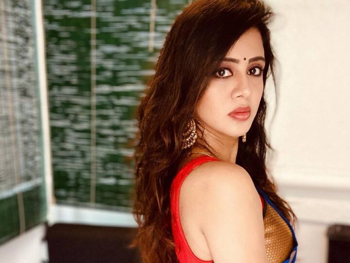 பிரபல சன் மியூசிக் தொலைக்காட்சியில் தொகுப்பாளினியாக பணியாற்றினார் அஞ்சனா ரங்கன்.