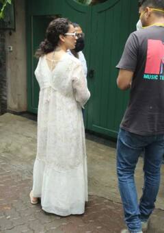 ਆਪਣੇ ਟੁੱਟੇ ਦਫ਼ਤਰ ਨੂੰ ਫਿਰ ਦੇਖਣ ਪਹੁੰਚੀ ਕੰਗਣਾ ਰਨੌਤ, ਤਸਵੀਰਾਂ ਆਈਆਂ ਸਾਹਮਣੇ