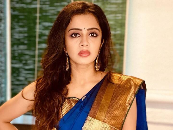 நீங்களும் நாங்களும் என்ற நிகழ்ச்சியின் மூலம் புகழ்பெற்றார் அஞ்சனா.