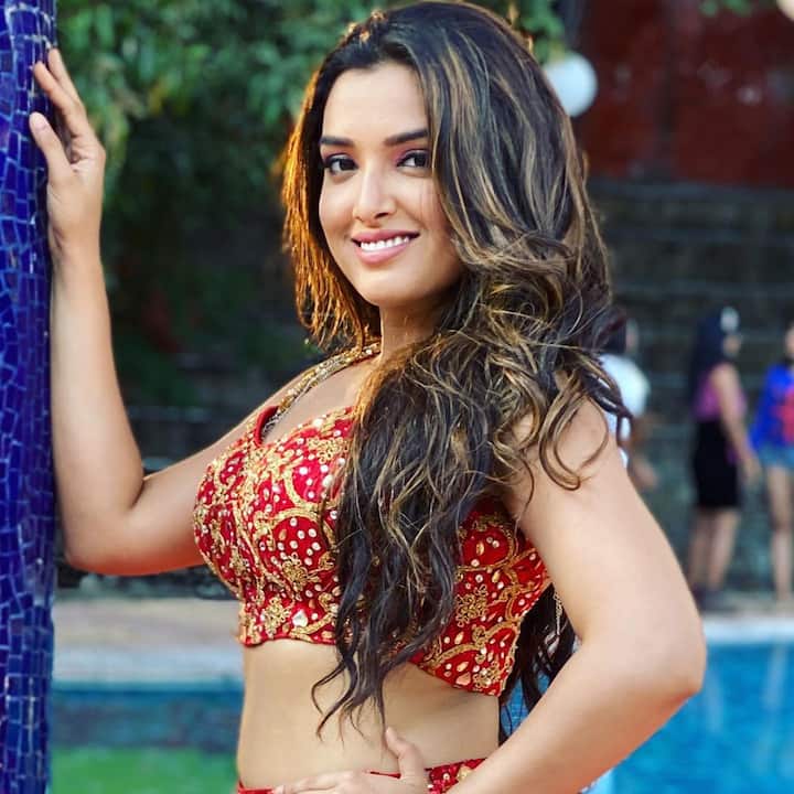 'निरहुआ हिंदुस्तानी' से 2014 में आम्रपाली ने भोजपुरी सिनेमा में कदम रखा और फिर पीछे मुड़कर नहीं देखा. फिल्म में उनकी जोड़ी सुपरस्टार निरहुआ के साथ खूब जमी. इसके बाद उन्होंने निरहुआ के साथ तकरीबन दो दर्जन फिल्मों में काम किया और ये सब सुपरहिट रहीं. आम्रपाली अब भोजपुरी की हाईएस्ट पेड एक्ट्रेस हैं और वह 10 लाख रुपए प्रति फिल्म चार्ज करती हैं.