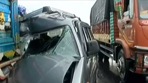 Surat: રિંગરોડ ફ્લાય ઓવરબ્રિજ પર ટ્રક અને વાન વચ્ચે સર્જાયો ગમખ્વાર અકસ્માત