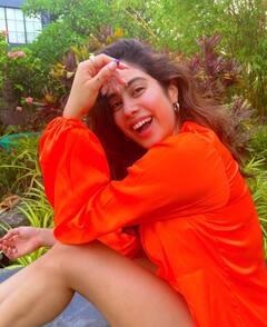 In Pics: ऑरेंज बिकिनी में बेहद हॉट पोज देती नजर आईं Janhvi Kapoor, स्माइल पर फिदा हुए फैंस
