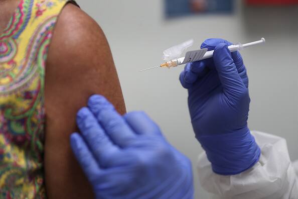 Central government orders 44 crore corona vaccine doses केंद्र सरकार ने कोविशील्ड और कोवैक्सीन की 44 करोड़ खुराक का दिया ऑर्डर