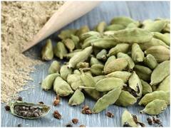 पुरुषों को इलायची खाने के होंगे फायदे, छोटे मसाले के टुकड़े में हैं बड़े गुण