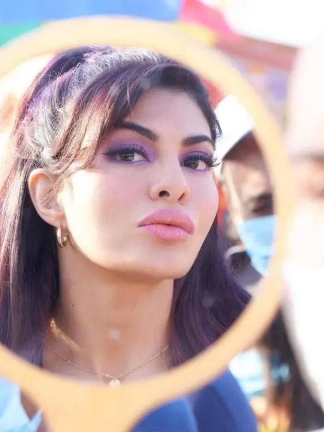 ਜੈਕਲੀਨ ਫਰਨਾਂਡੀਜ਼ ਇਸ ਸੂਚੀ ਵਿੱਚ 7ਵੇਂ ਨੰਬਰ 'ਤੇ ਹੈ। ਉਹ ਇੱਕ ਸ਼੍ਰੀਲੰਕਾ ਦੀ ਅਭਿਨੇਤਰੀ ਤੇ ਮਾਡਲ ਹੈ ਪਰ ਹੁਣ ਭਾਰਤ ਵਿੱਚ ਕੰਮ ਕਰਦੀ ਹੈ।