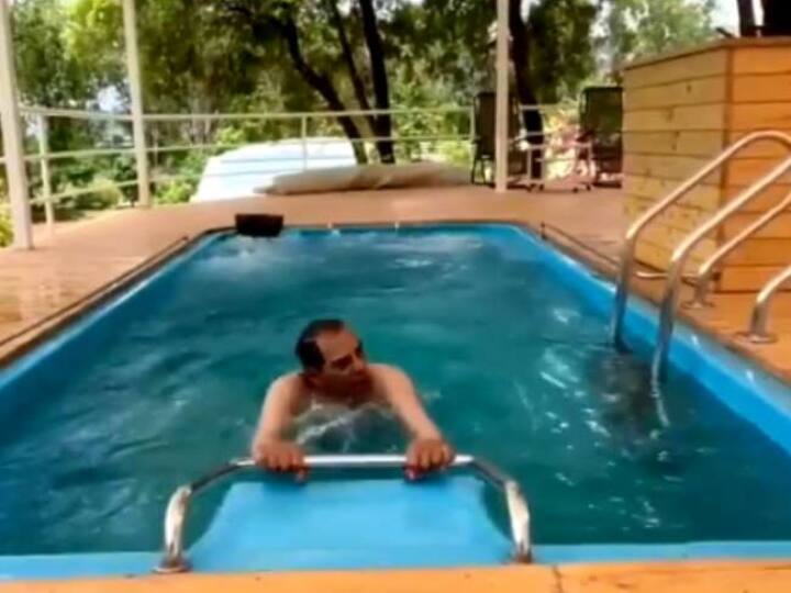 Bollywood superstar Dharmendra did water aerobics in the swimming pool fans reacted Dharmendra ने स्विमिंग पूल में किया वाटर एरोबिक्स, फैंस ने कहा- आपकी एनर्जी देखकर मजा आ गया, देखें वीडियो