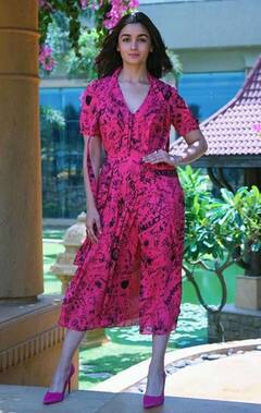 Ananya Panday से लेकर Katrina Kaif तक, Pink Dress में ये एक्ट्रेस दे रही हैं रोमांटिक पोज