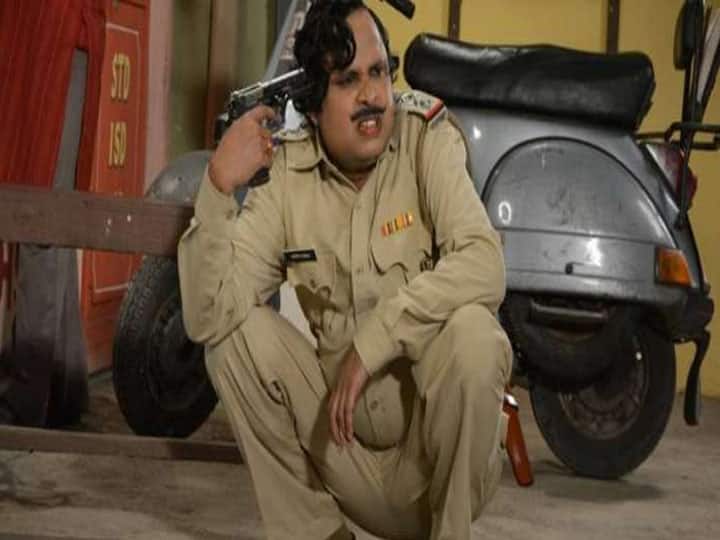 शो में दरोगा हप्पू सिंह का किरदार सभी का फेवरेट है. क्या आप जानते है शो में हप्पू सिंह का किरदार निभाने वाले एक्टर का असली नाम क्या है. आपको बता दें, हप्पू सिंह का असली नाम योगेश त्रिपाठी हैं.