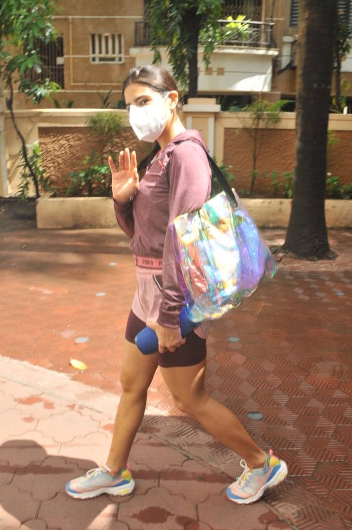 सारा अली खान काफी समय से घर पर ही थीं. आज वो वर्कआउट करने जिम पहुंचीं और उसी दौरान उनकी ये तस्वीरें क्लिक हुईं.