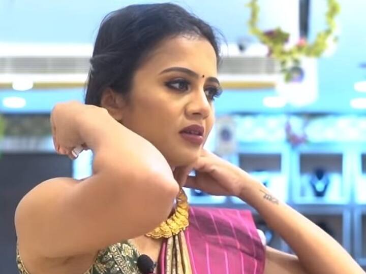 சென்னையில் தனது பள்ளி மற்றும் கல்லூரி படிப்பை முடித்தார் அஞ்சனா.